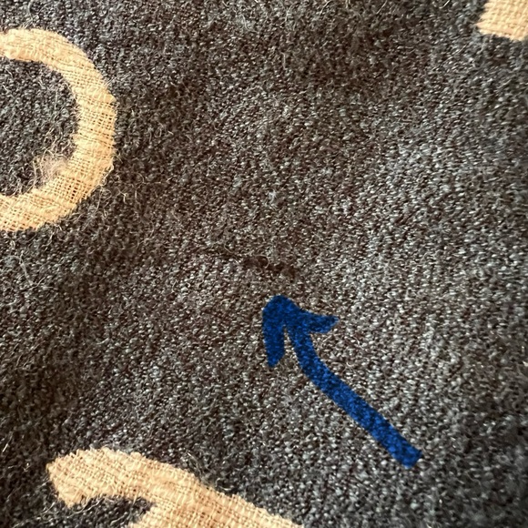 Authentic Chanel scarf two sided. Very beautiful and unique. - Picture 15 of 15